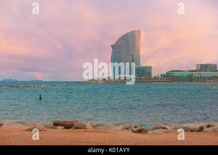 Barceloneta Strand bei Sonnenuntergang in Barcelona, Spanien Stockfoto