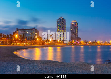 Barceloneta Strand bei Sonnenuntergang in Barcelona, Spanien Stockfoto