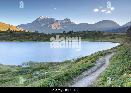 Trail in der Nähe des Hopschusee See und die fletschhorns bei Sonnenuntergang, Simplonpass, Vallis, Schweiz. Stockfoto