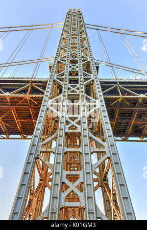 Die George Washington Bridge bei Sonnenuntergang über den Hudson River von Manhattan. Stockfoto