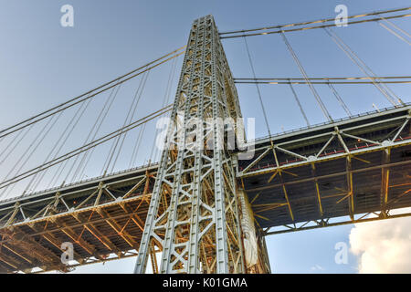 Die George Washington Bridge bei Sonnenuntergang über den Hudson River von Manhattan. Stockfoto
