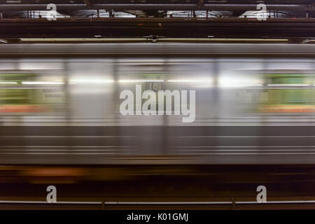 New York City - Juni 9, 2017: ein Zug in die 181 Street U-Bahn Station in der Nähe von Fort Washington in Manhattan, New York. Stockfoto