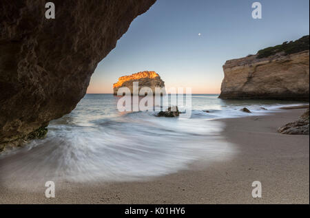 Eine Meereshöhle rahmt den Strand Praia De Albandeira im Morgengrauen Carvoeiro Caramujeira Lagoa Gemeinde Algarve Portugal Europa Stockfoto