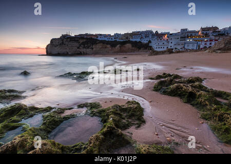 Sonnenuntergang über dem Dorf thront auf der Landzunge mit Blick auf den Strand von Carvoeiro Algarve Lagoa Faro Bezirk Portugal Europa Stockfoto