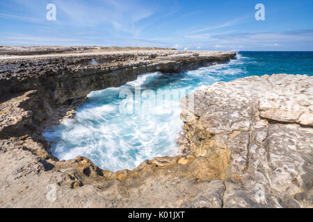 Wellen in den natürlichen Bögen aus Kalkstein geschnitzt von Sea Devil Brücke Karibik Antigua und Barbuda Leeward Islands West Indies Stockfoto