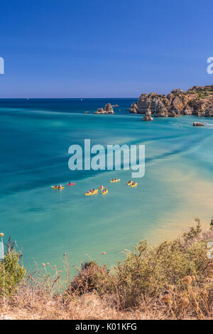 Kanus im türkisfarbenen Wasser des Atlantischen Ozeans Umgebung Strand Praia Dona Ana Lagos Algarve Portugal Europa Stockfoto