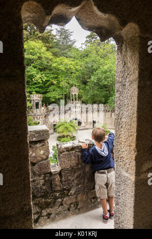 Die alten Portal Wächter im Zentralpavillon des Weingutes Quinta da Regaleira Sintra Portugal Immobilien Europa Stockfoto