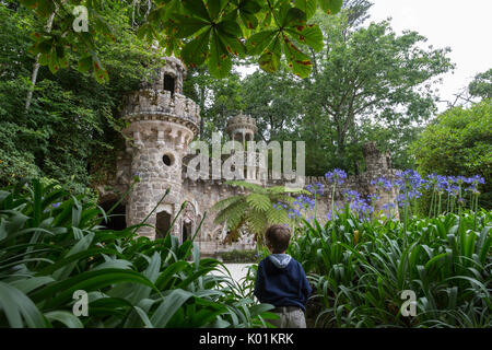 Die alten Portal Wächter im Zentralpavillon des Weingutes Quinta da Regaleira Sintra Portugal Immobilien Europa Stockfoto