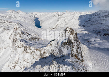 Luftaufnahme des schneebedeckten Gipfel Peloso umgeben von Lago di Lei Val di Lei Chiavenna Spluga Valley Valtellina Lombardei Italien Europa Stockfoto