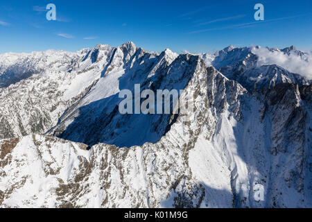 Luftbild von schneebedeckten Gipfeln und Graten an einem sonnigen Tag des Herbstes Chiavenna Tal Valtellina Lombardei Italien Europa Stockfoto