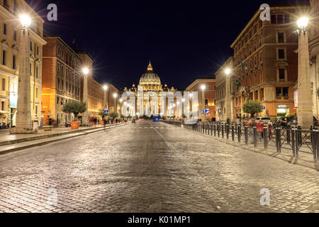 Nachtansicht der Basilica di San Pietro in Vaticano Symbol der katholischen Religion Rom Latium Italien Europa Stockfoto