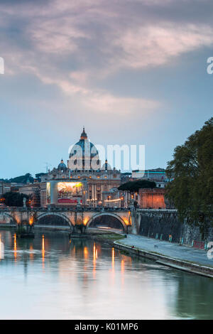 Dämmerung leuchtet auf Tiber mit Brücke Umberto I und Basilica di San Pietro im Hintergrund Rom Latium Italien Europa Stockfoto
