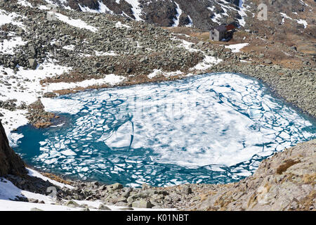 Eis und klares Wasser am Lago Rotondo Tauwetter Val Malga Adamello Regionalpark Provinz von Brescia Lombardei Italien Europa Stockfoto