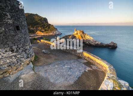 Sonnenaufgang auf der alten Burg und Kirche thront auf der Landzunge Portovenere Provinz von La Spezia Ligurien Italien Europa Stockfoto