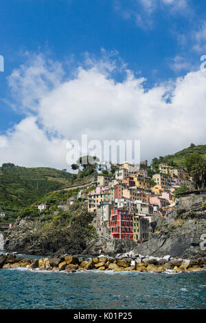 Bunte Häuser und typische Architektur von Riomaggiore Cinque Terre Nationalpark Provinz von La Spezia Ligurien Italien Europa Stockfoto