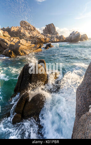 Wellen, die auf Klippen am Sonnenuntergang Capo Testa Santa Teresa di Gallura Province von Sassari-Sardinien-Italien-Europa Stockfoto