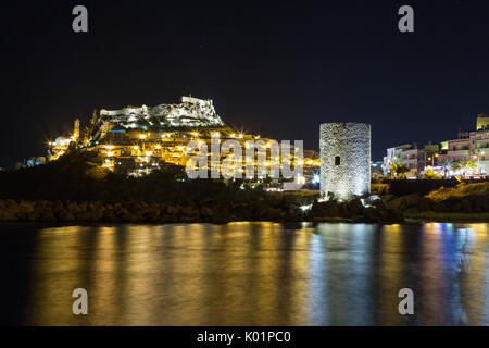 Nachtansicht des Dorfes am Vorgebirge und dem mittelalterlichen Turm Castelsardo Golf von Asinara Provinz von Sassari Sardinien Italien Europa Stockfoto