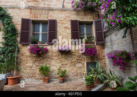 Details und typische Architektur der Häuser der Altstadt von Corinaldo Provinz von Ancona Marche Italien Europa Stockfoto