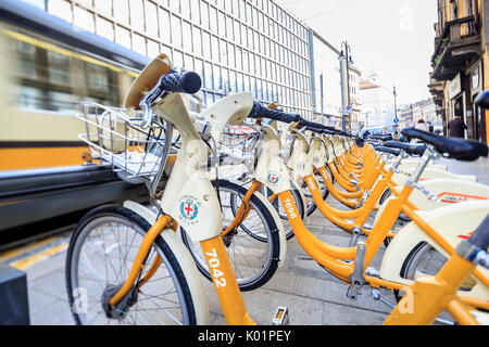 Die Hinterlegung von City-Bikes teilen und die alten gelben Straßenbahn Mailand Lombardei Italien Europa Stockfoto