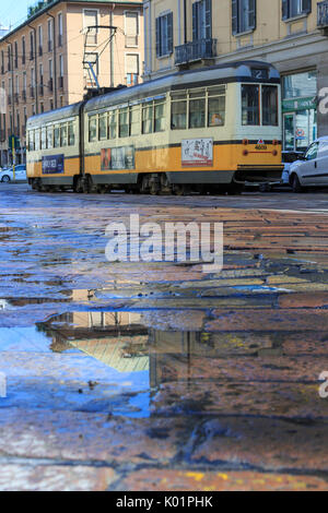 Die gelbe Straßenbahn in der typischen Straßen der alten Stadt Mailand Lombardei Italien Europa Stockfoto