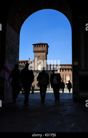 Silhouetten unter dem Bogen, die Gestaltung der alten Sforza Schloss Mailand Lombardei Italien Europa Stockfoto