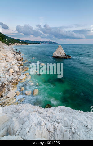 White Cliffs Frame das türkisfarbene Meer bei Sonnenaufgang La Vela Strand Cadiz Provinz Ancona Riviera del Conero Marche Italien Europa Stockfoto