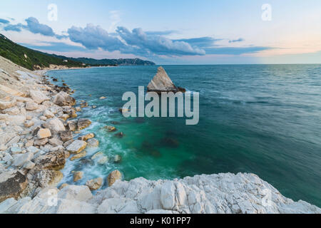 White Cliffs Frame das türkisfarbene Meer bei Sonnenaufgang La Vela Strand Cadiz Provinz Ancona Riviera del Conero Marche Italien Europa Stockfoto