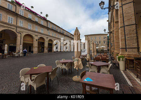 Blick auf die historischen Gebäude und die Arkaden der Piazza del Popolo Fermo Marche Italien Europa Stockfoto