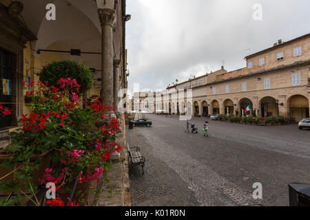 Blick auf die historischen Gebäude und die Arkaden der Piazza del Popolo Fermo Marche Italien Europa Stockfoto