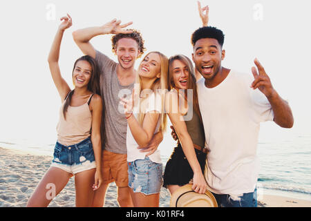 Gruppe der happy Friends, die Spaß am Strand Stockfoto