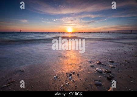 Das Licht der Morgendämmerung spiegeln sich auf dem sandigen Strand Porto Recanati Provinz von Macerata Conero Riviera Marche Italien Europa Stockfoto