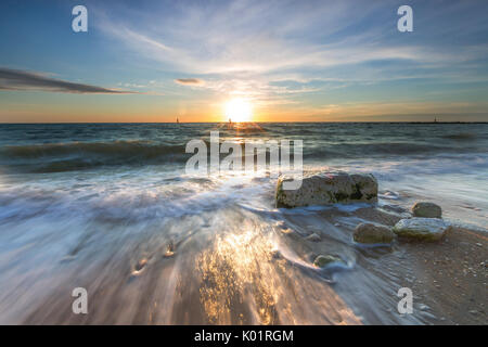 Wellen, die am Sandstrand, eingerahmt von Sonnenaufgang Porto Recanati Provinz von Macerata Conero Riviera Marche Italien Europa Stockfoto