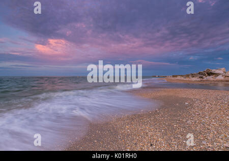 Rosa Himmel spiegelt sich im klaren Wasser bei Sonnenuntergang Porto Recanati Provinz von Macerata Conero Riviera Marche Italien Europa Stockfoto