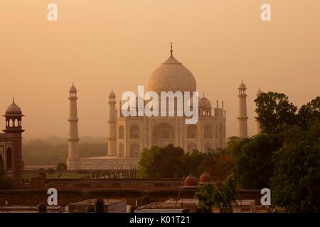 Das Taj Mahal in Agra, Indien, Uttar Pedrash Zustand, ist eine immense Mausoleum aus weißem Marmor, zwischen 1631 und 1648 erbaut im Auftrag der Mugha Stockfoto