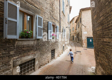 Eine typische Gasse von der alten mittelalterlichen Hügelstadt von Urbino Provinz von Pesaro Marche Italien Europa Stockfoto