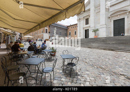 Typisches Café rahmt die Freitreppe aus Marmor Fassade des alten Dom Urbino Provinz von Pesaro Marche Italien Europa Stockfoto