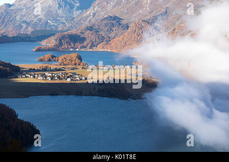 Blick auf Sils und der blaue See, umgeben von Nebel im Herbst Surlej-St. Moritz-Kanton Graubünden Engadin Schweiz Europa Stockfoto