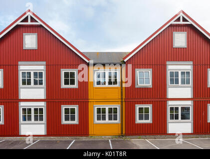 Details der Fassaden und Fenster von typischen Holzhäusern der Fischer in Svolvaer Vagan Lofoten Inseln Norwegen Europa Stockfoto