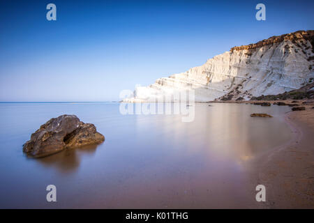 Kreidefelsen bekannt als Scala dei Turchi Frame das ruhige Meer bei Morgengrauen Porto Empedocle Provinz von Agrigento Sizilien Italien Europa Stockfoto