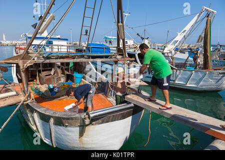 Fischer bei der Arbeit auf die typischen Boote in den Hafen von Licata Provinz von Agrigento Sizilien Italien Europa Stockfoto