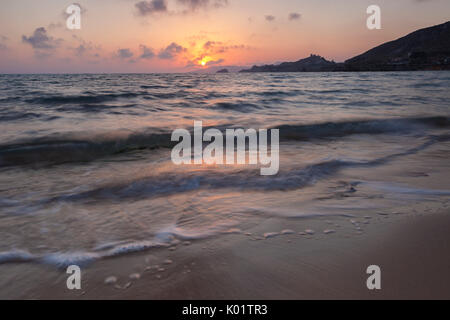 Das letzte Licht des Sonnenuntergangs sind reflektierte Wellen des Meeres und Sandstrand Licata Provinz von Agrigento Sizilien Italien Europa Stockfoto