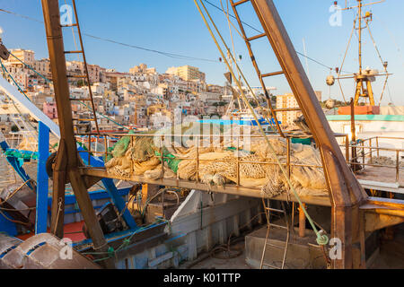 Die Fischerboote vertäut im Hafen Rahmen der alten Stadt von Sciacca Provinz von Agrigento Sizilien Italien Europa Stockfoto