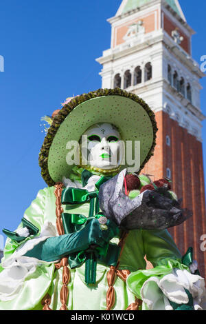 Farbenfrohe Maske und Kostüm der Karneval von Venedig berühmte Festival weltweit Venetien Italien Europa Stockfoto