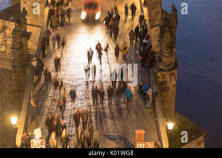Menschen auf die historische Karlsbrücke auf Vltava (Moldau) Prag Tschechische Republik Europa Stockfoto