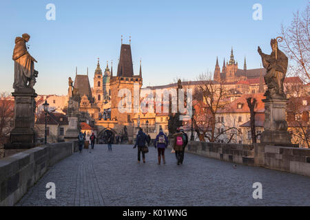 Menschen auf die historische Karlsbrücke auf Moldau (Moldawien) im Morgengrauen Prag Tschechische Republik Europa Stockfoto