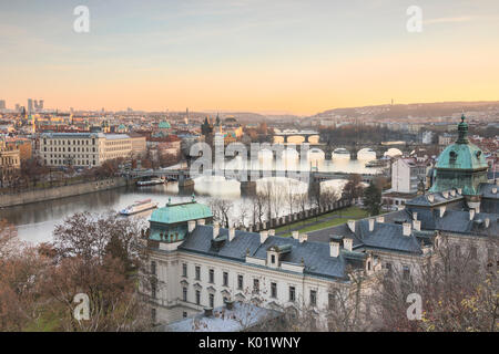 Sonnenuntergang auf der historischen Brücken und Gebäuden reflektiert auf Vltava (Moldau) Prag Tschechische Republik Europa Stockfoto