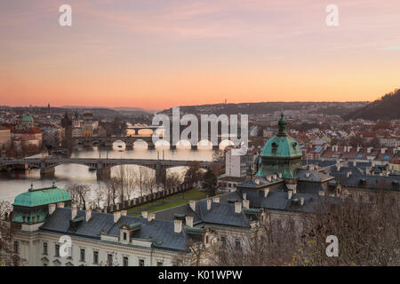 Rosa Himmel auf historische Brücken und Gebäuden reflektiert auf Moldau (Moldawien) bei Sonnenuntergang Prag Tschechische Republik Europa Stockfoto