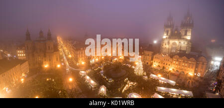 Panorama der Weihnachtsmärkte und die Kathedrale von Saint Vitus durch Nebel Altstädter Ring in Prag in der Tschechischen Republik Europa umgeben Stockfoto