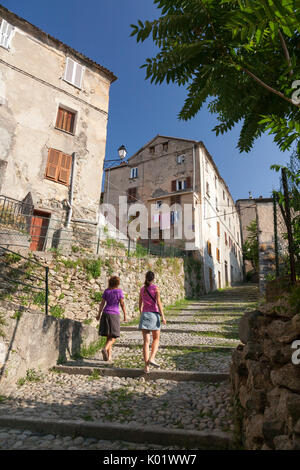 Touristen zu Fuß in den typischen Stein Gassen der Altstadt von Corte Corse-du-Sud Korsika Frankreich Europa Stockfoto