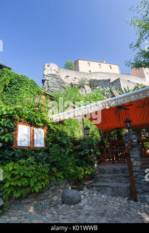 Typischen Restaurant in den Gassen der Altstadt mit der Burg im Hintergrund Corte Corse-du-Sud Korsika Frankreich Europa Stockfoto